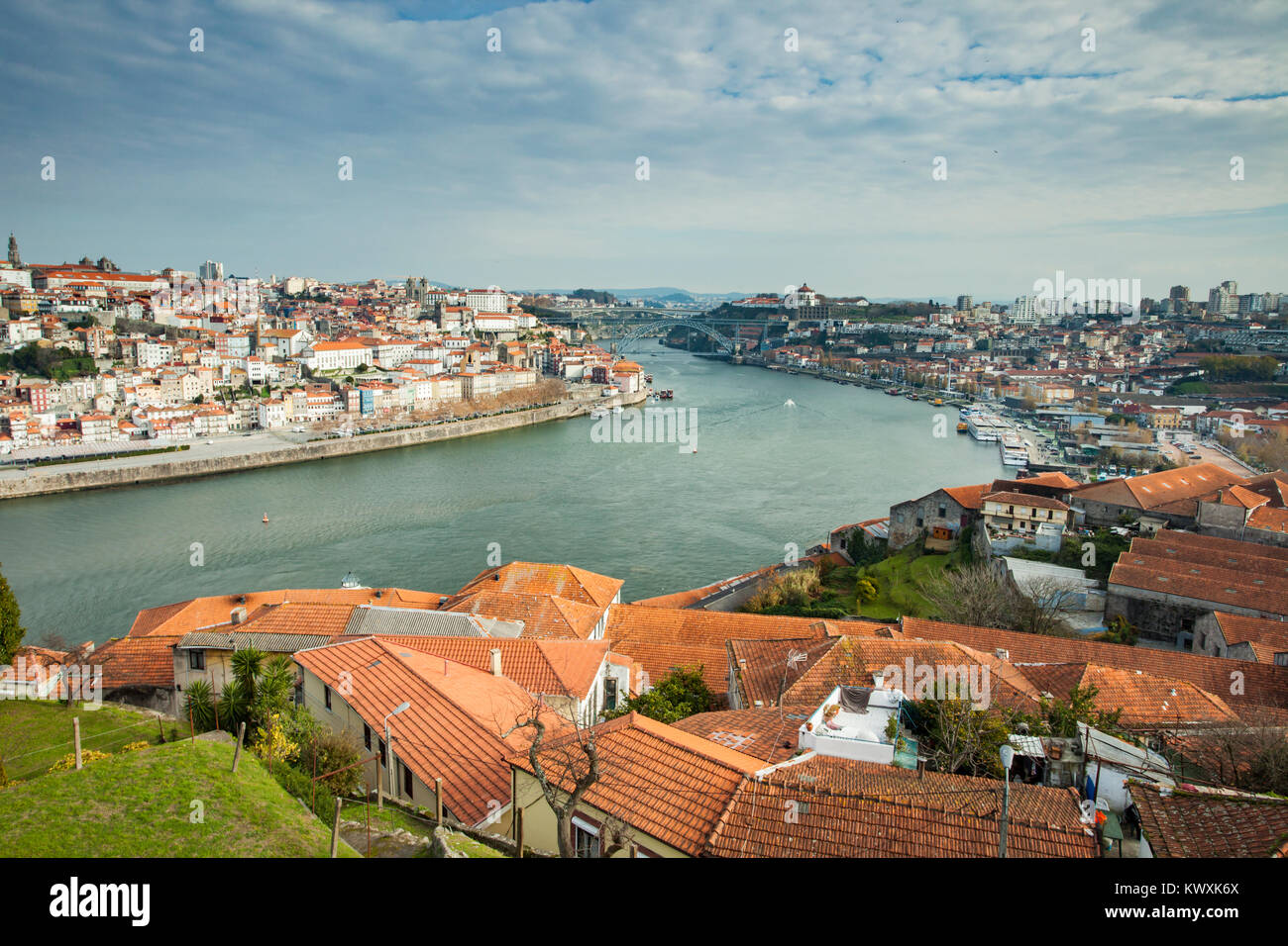 Porto und Vila Nova de Gaia in Portugal. Stockfoto