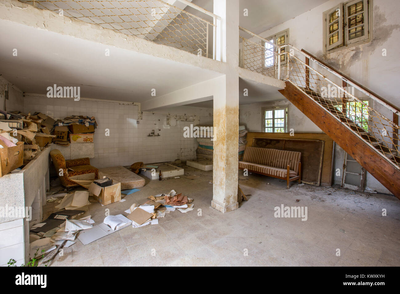 Unordentlich verlassene Zimmer Stockfoto