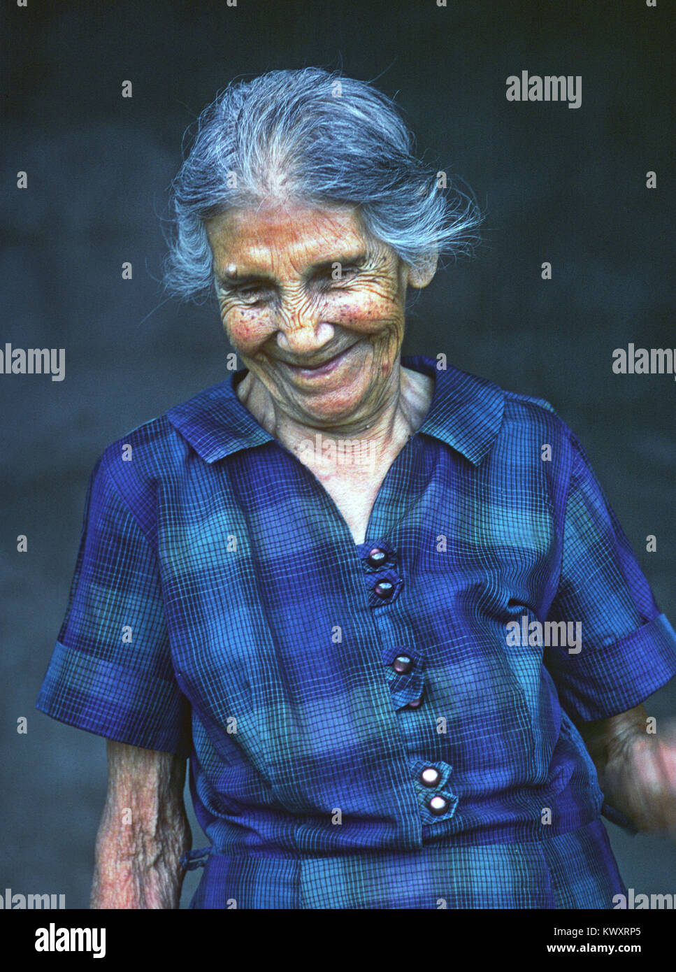 Eine ältere Hispanic Frau an ihrem Haus in Lincoln, New Mexico. Stockfoto