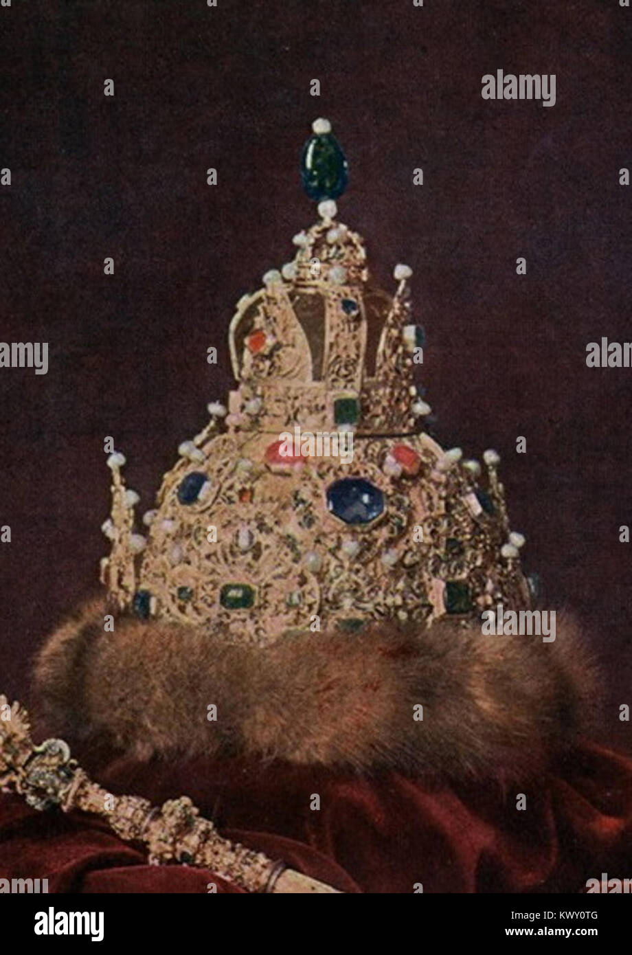 Ein Farbfoto von Sergej Prokudin-Gorski aus den 1910er Jahren, das die Insignien von Michael I. von Russland zeigt. Das Bild zeigt reich verzierte kaiserliche Symbole wie Krone, Kugel und Zepter, die die Pracht der russischen Monarchie widerspiegeln. Stockfoto