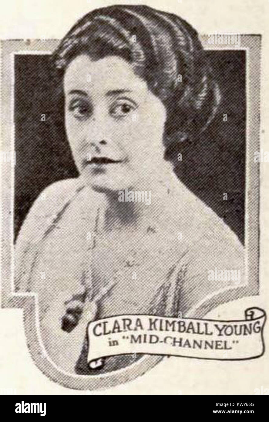 Foto mit dem Titel „Mid-Channel“ aus dem Jahr 1920, das maritime oder Kanalszene zeigt, wahrscheinlich Wasser-, Navigations- und Landschaftselemente. Stockfoto