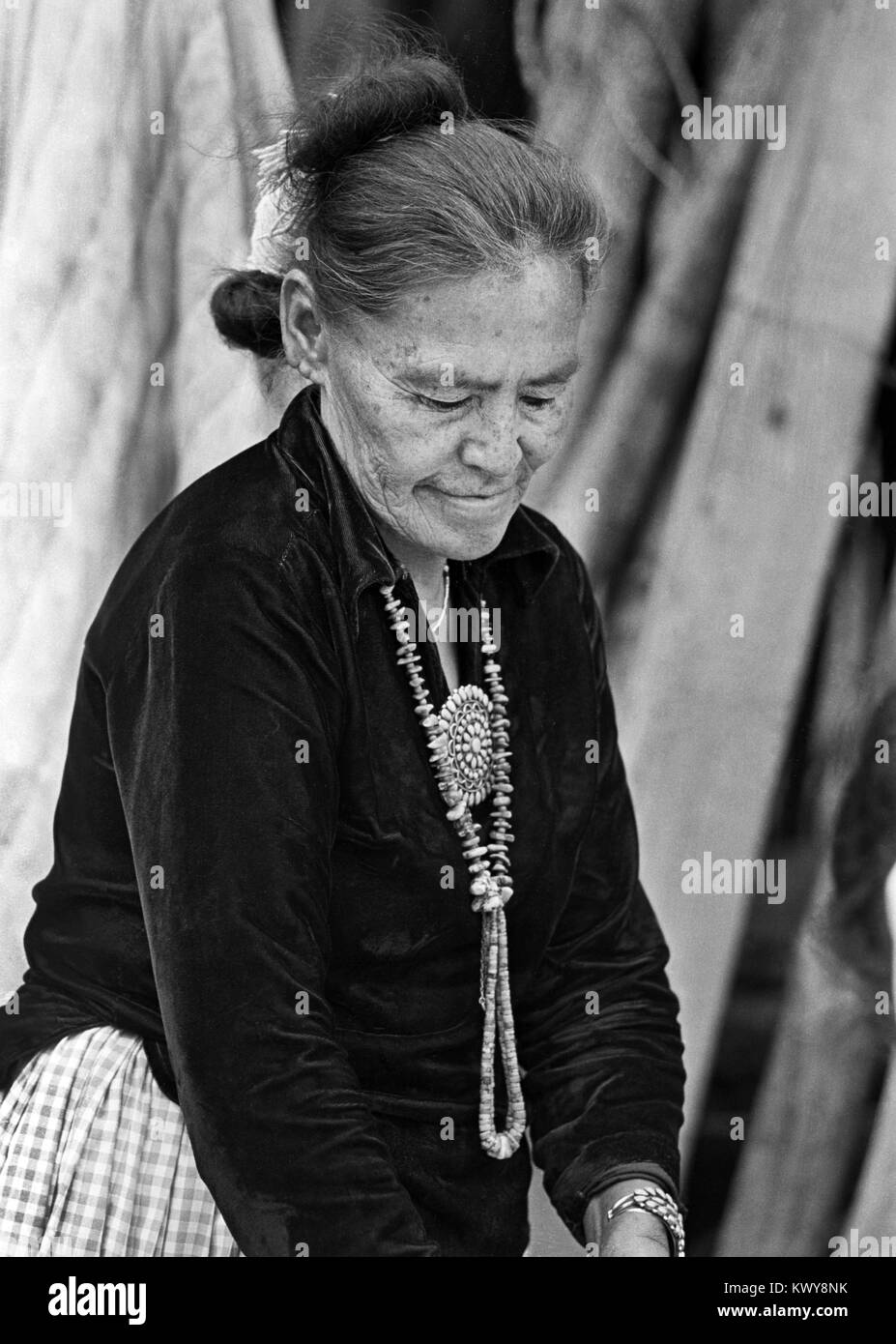 Susie Yazie, 1920-2013, war eine Navajo-Weberin, die in Monument Valley, Arizona, lebte. Sie war eine der am besten bekannten Navajo-Menschen im Tal. Stockfoto