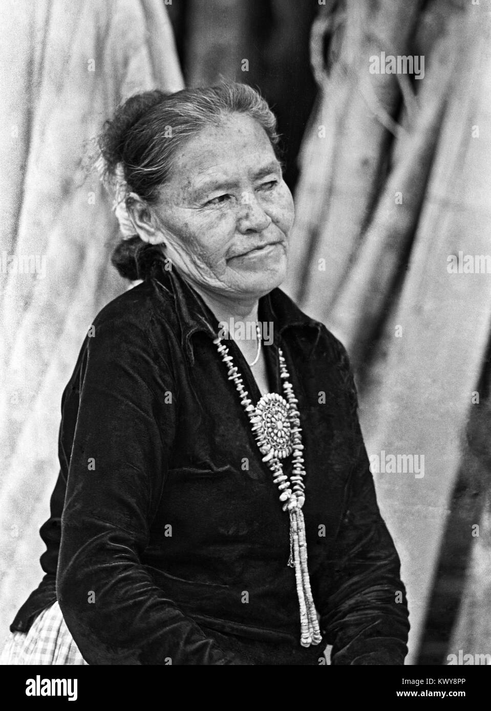 Susie Yazie, 1920-2013, war eine Navajo-Weberin, die in Monument Valley, Arizona, lebte. Sie war eine der am besten bekannten Navajo-Menschen im Tal. Stockfoto