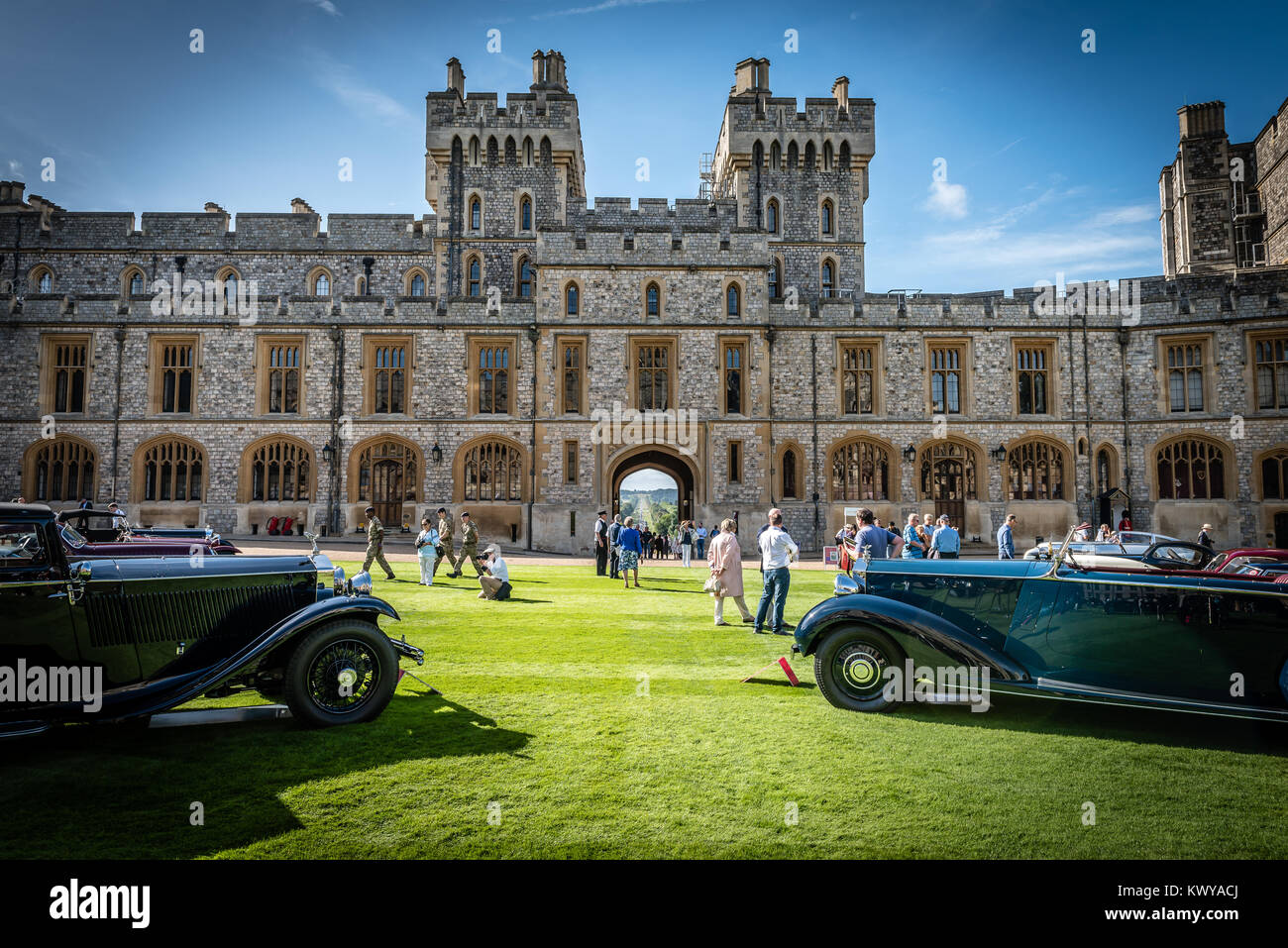 Schöne klassische Autos auf Anzeige im Viereck im Schloss Windsor während der Concours von Eleganz Stockfoto