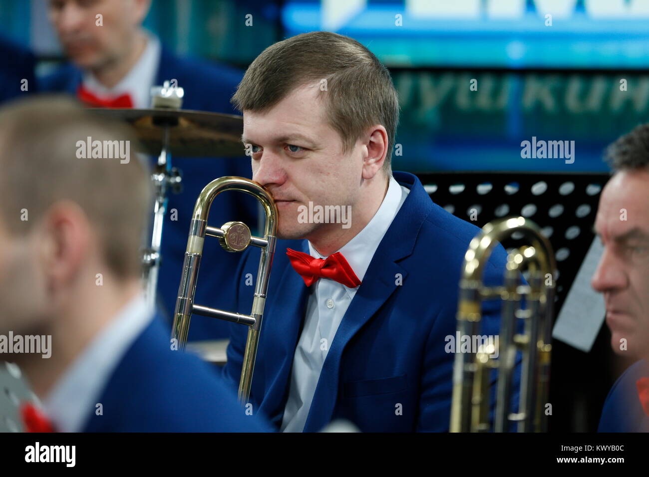 Belarus, Gomel, die Leistung der Stadt Gomel Orchester. 29. März 2017. Musiker mit Trompete spielen im Orchester. müde Musiker Stockfoto