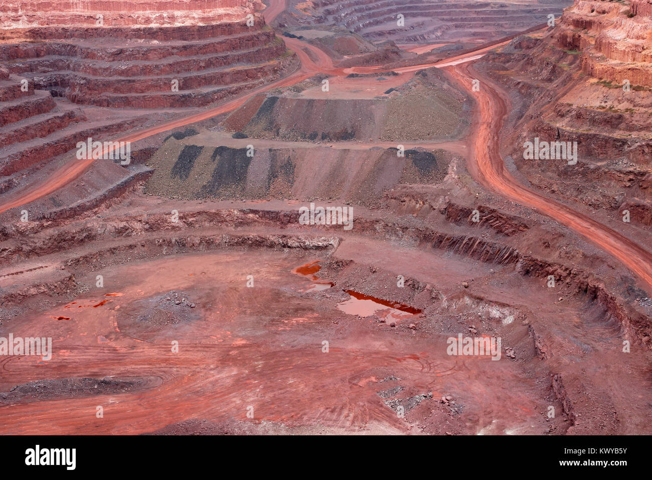 Große, Tagebau-Eisenerzmine, zeigen die verschiedenen Schichten des Bodens und reich Eisenerz Stockfoto