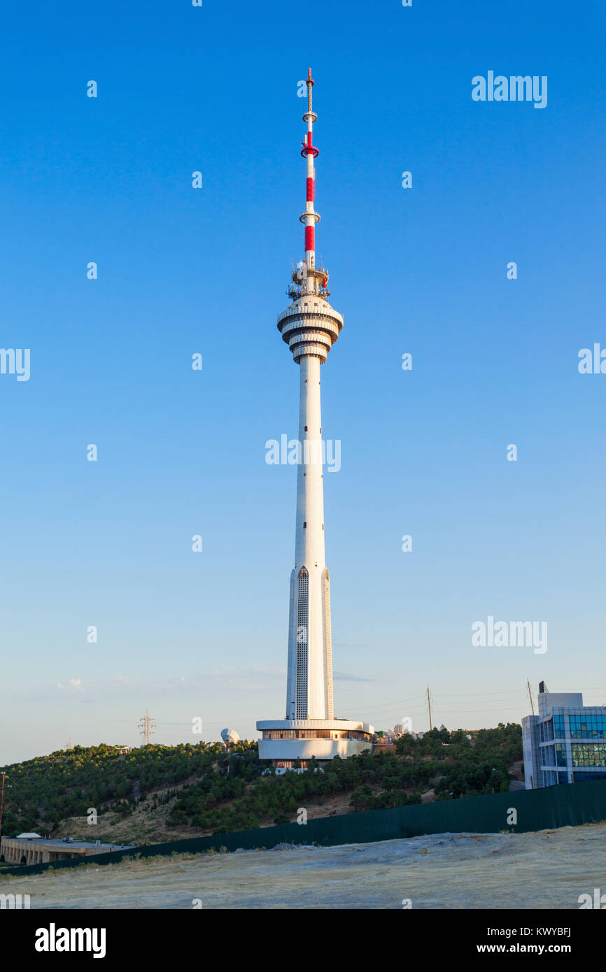 Die Baku Fernsehturm ist eine frei stehende konkrete Fernmeldeturm in Baku, Aserbaidschan. TV Tower ist das höchste Struktur in Aserbaidschan. Stockfoto