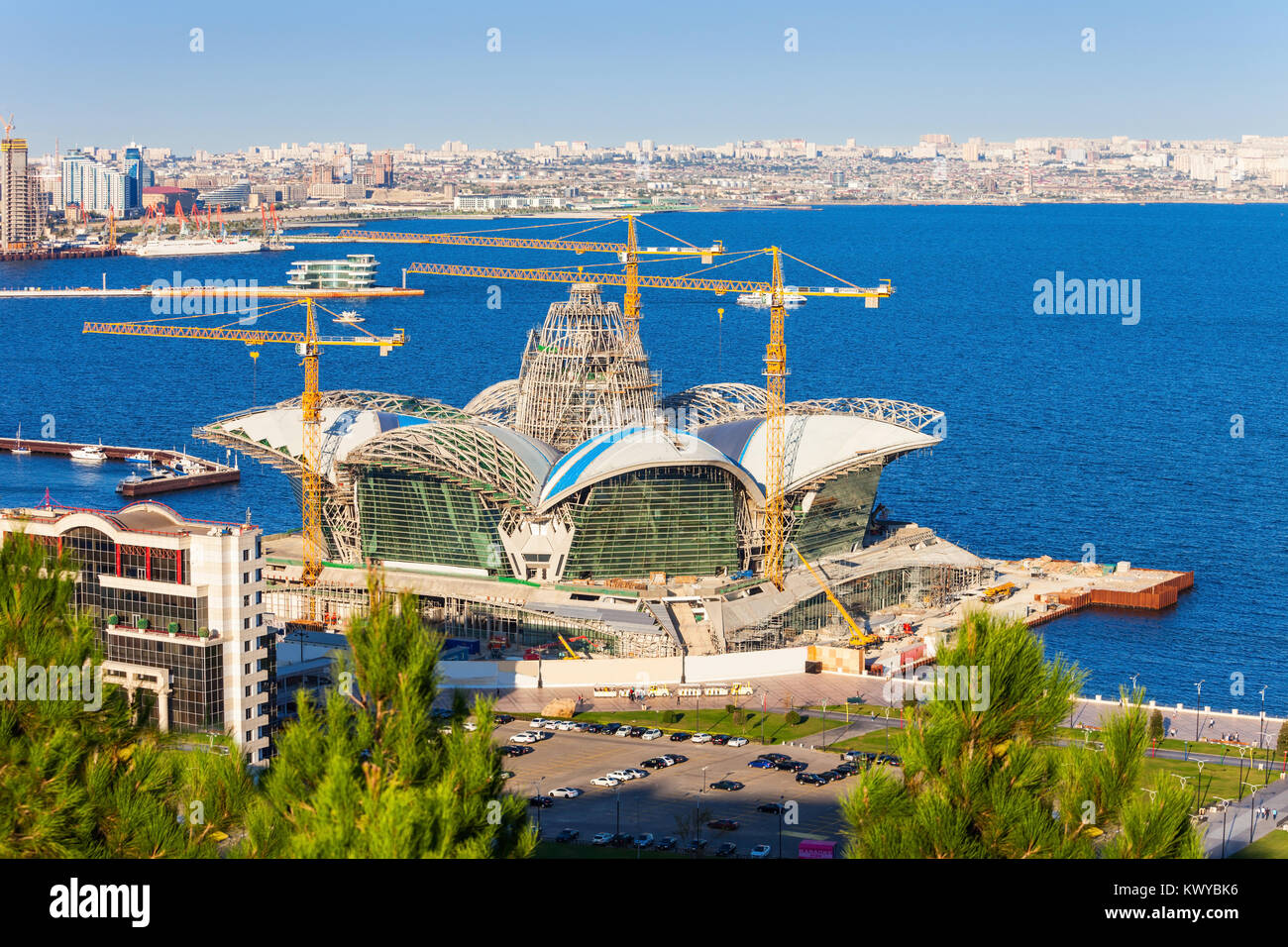 Konstruktion des Kaspischen Waterfront Mall, auf der Baku Konstruktion des Kaspischen Waterfront Mall, auf der Baku