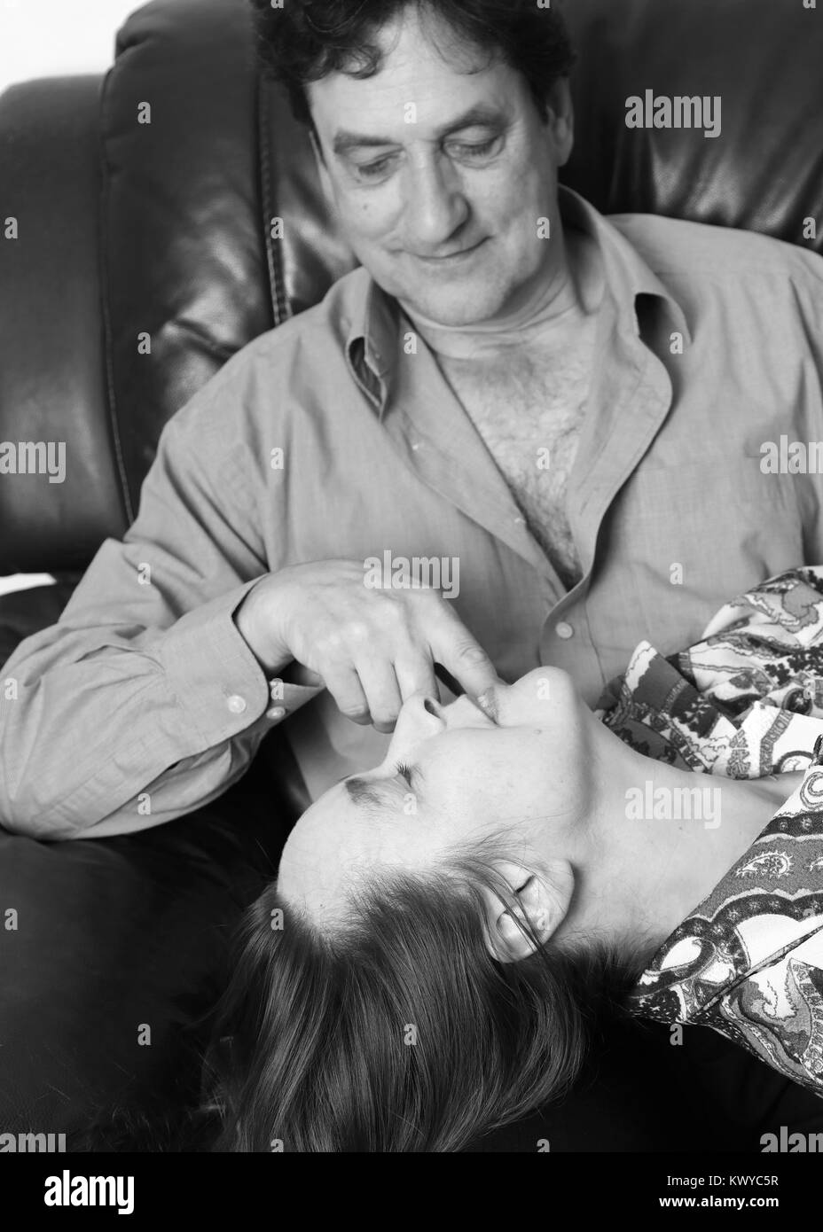 November 2017 - Paar reife Liebhaber genießen jede andere Firma Stockfoto