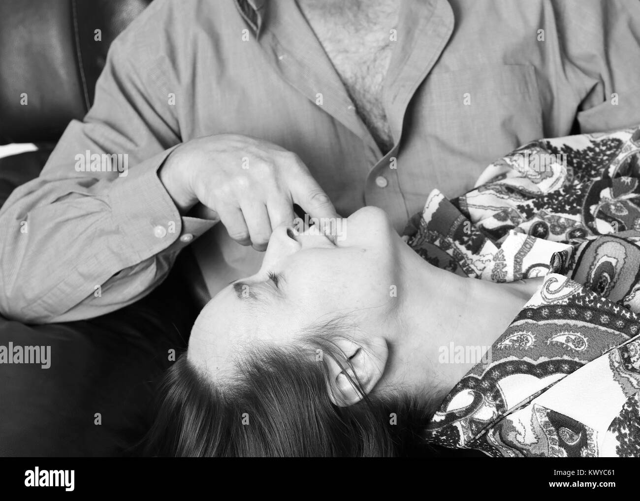 November 2017 - Paar reife Liebhaber genießen jede andere Firma Stockfoto