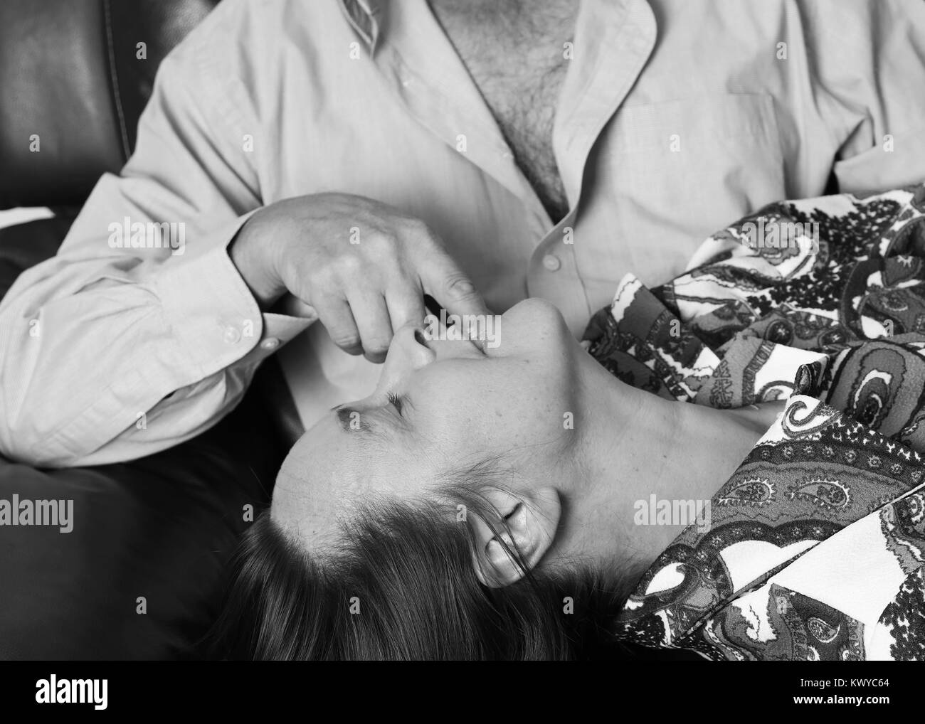 November 2017 - Paar reife Liebhaber genießen jede andere Firma Stockfoto