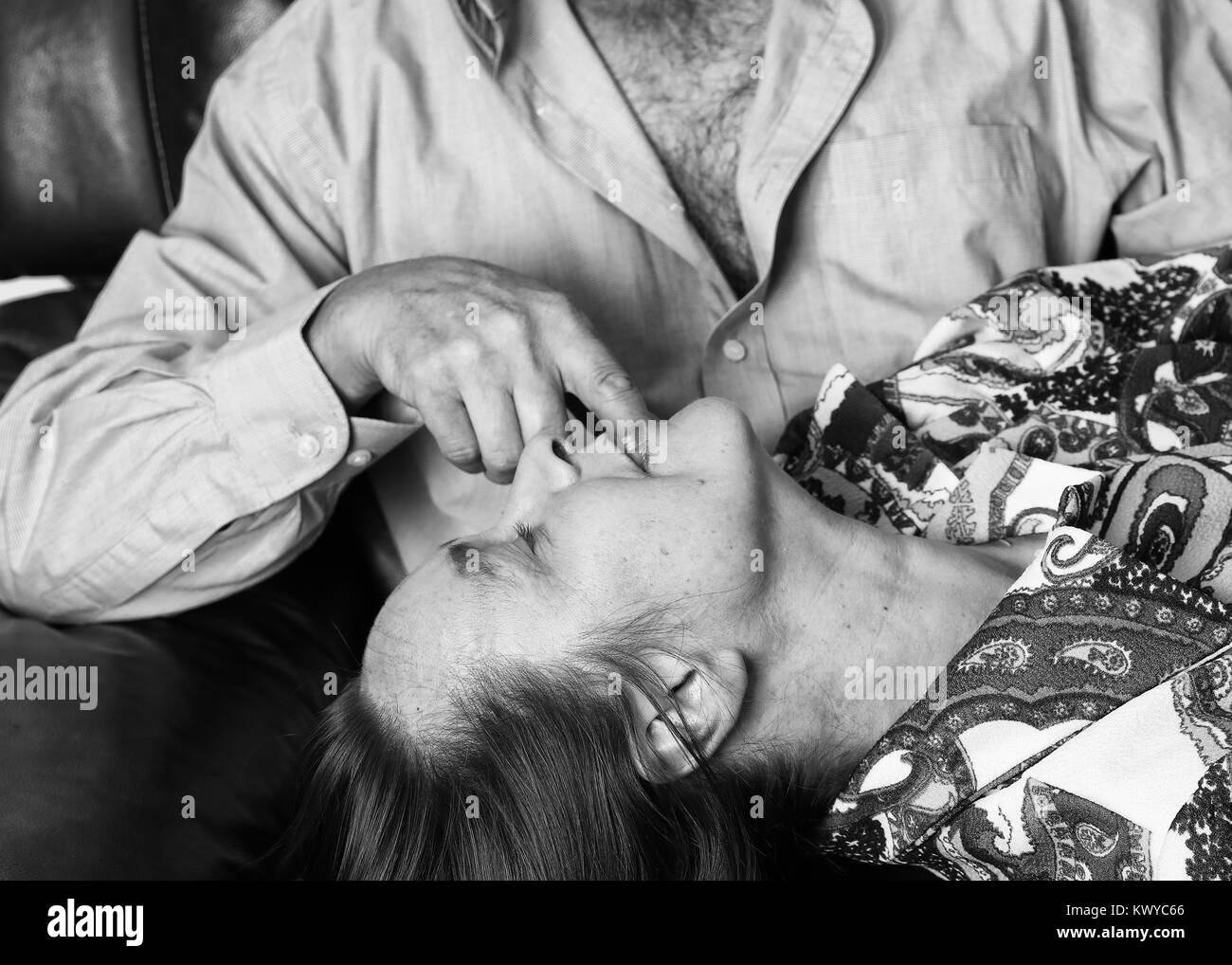 November 2017 - Paar reife Liebhaber genießen jede andere Firma Stockfoto