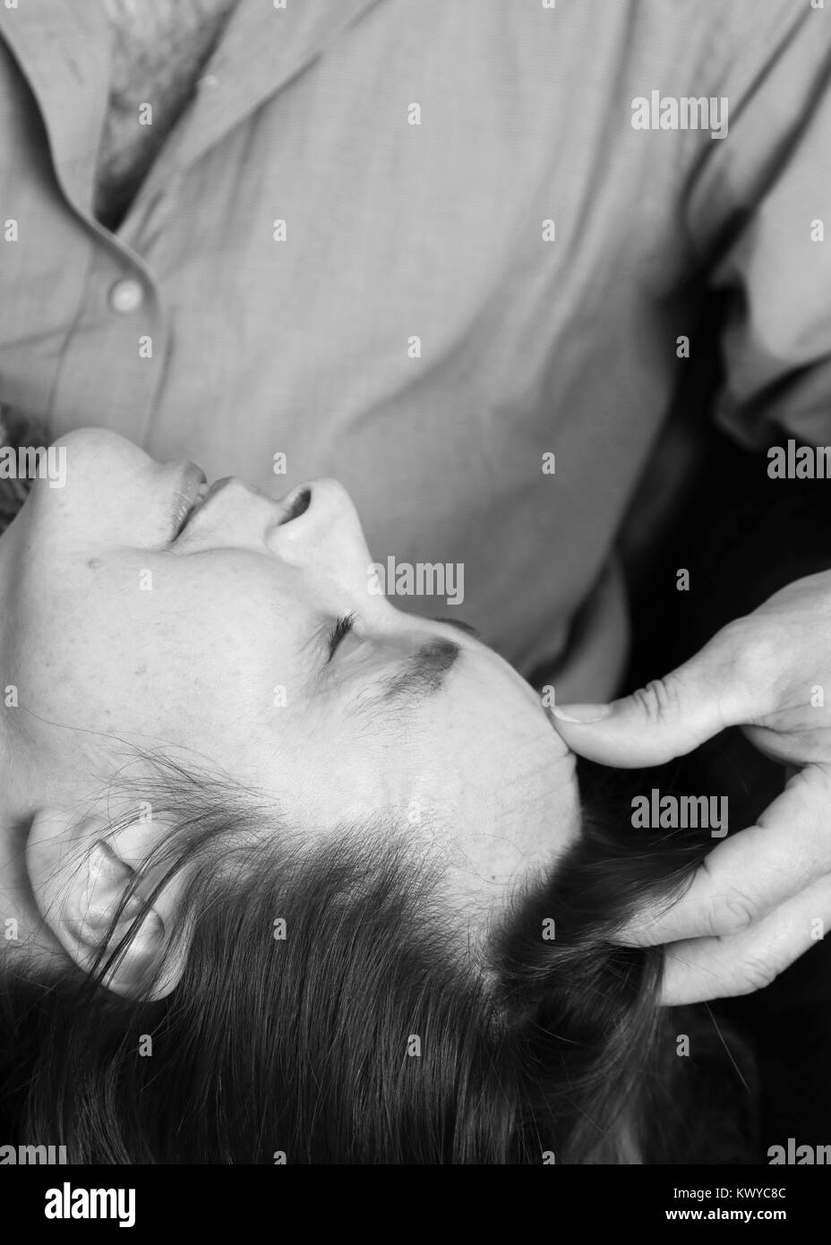 November 2017 - Paar reife Liebhaber genießen jede andere Firma Stockfoto