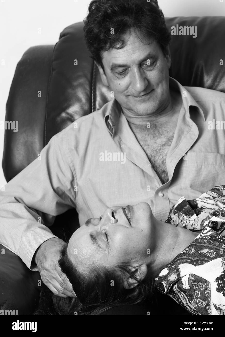 November 2017 - Paar reife Liebhaber genießen jede andere Firma Stockfoto