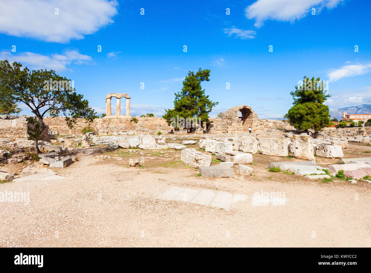 Archäologische Stätte in der Nähe der Tempel des Apollo, die Halbinsel Peloponnes, Griechenland. Antike Korinth war einer der größten und wichtigsten Städte Stockfoto