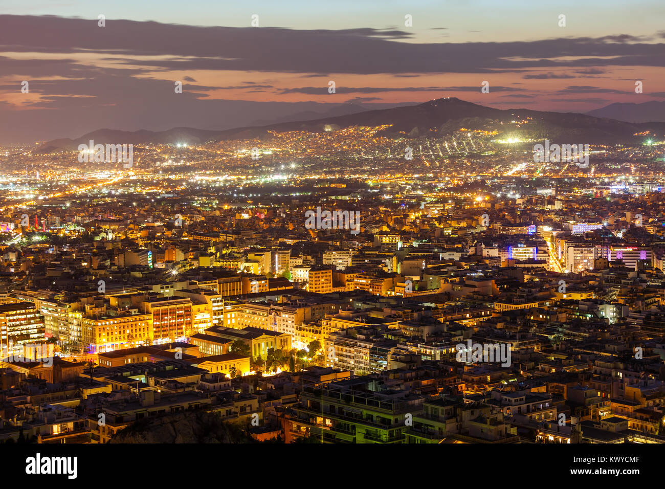 Athen Antenne Panoramablick vom Berg Lycabettus in Athen, Griechenland in der Nacht Stockfoto