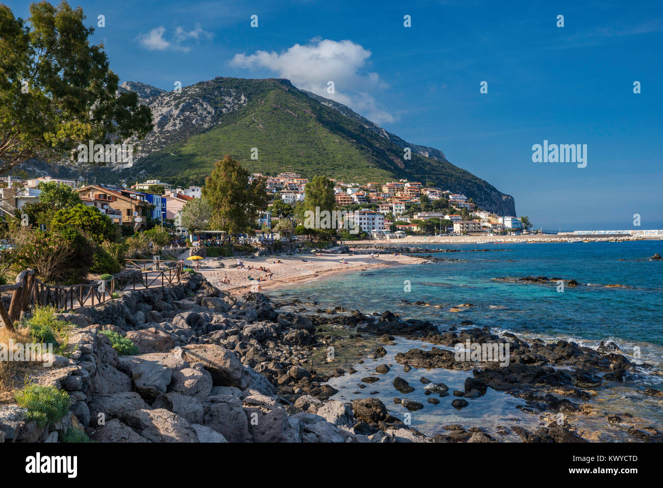 Strand im Ferienort Cala Gonone am Golfo Di Orosei, das Tyrrhenische Meer, Provinz Nuoro, Sardinien, Italien Stockfoto