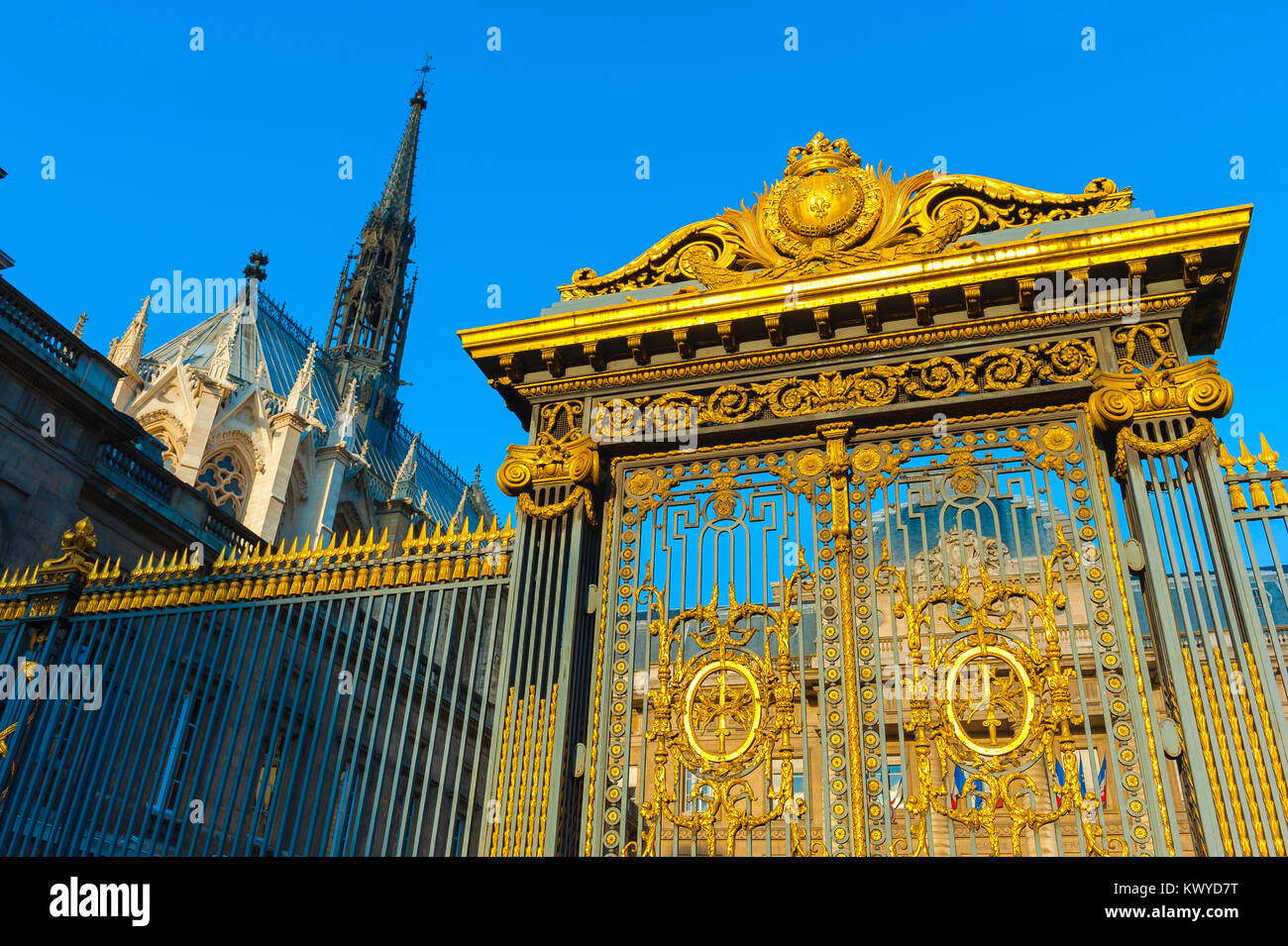 Palais de Justice Paris, Blick auf die reich verzierten Tore des Palais de Justice, des obersten Gerichtshofes in Paris, Frankreich. Stockfoto