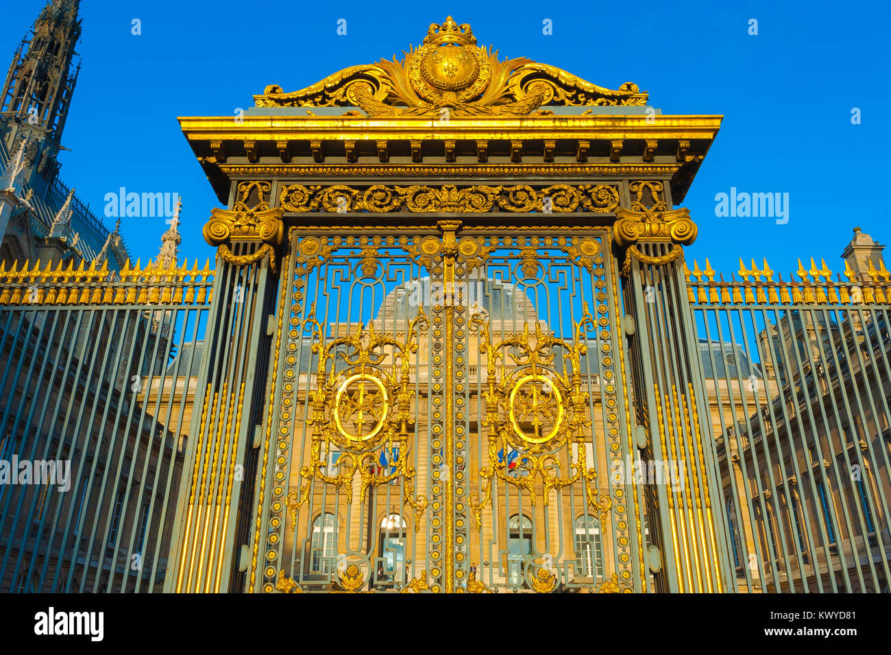 Paris Palais de Justice, mit Blick auf die reich vergoldeten Tore des Palais de Justice, das Oberste Gericht in Paris, Frankreich. Stockfoto