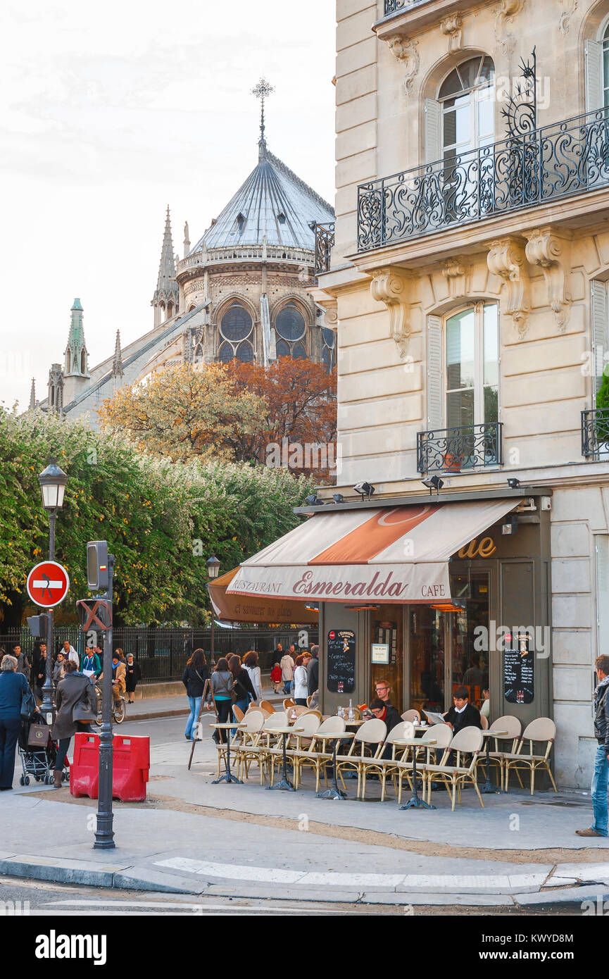 Pariser Café, Blick auf ein Straßenecke-Café auf der Ile de la Cite, Paris, mit Kathedrale Notre Dame im Hintergrund, Frankreich. Stockfoto