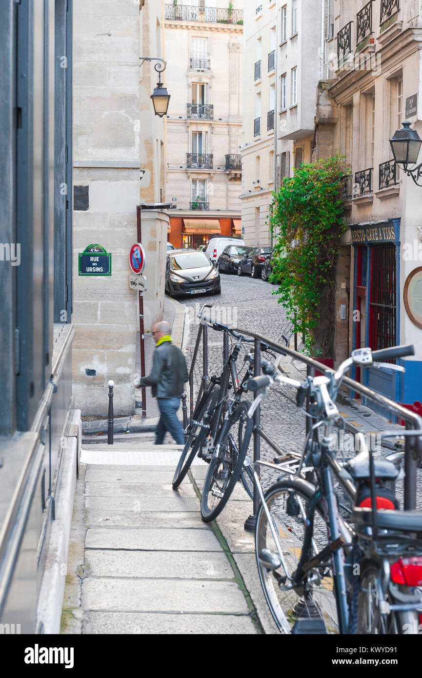 Pariser Straße, Blick entlang einer typischen schmalen Straße in der Nähe der Rue des Ursins, im mittelalterlichen Viertel von Zentral-Paris, Frankreich. Stockfoto