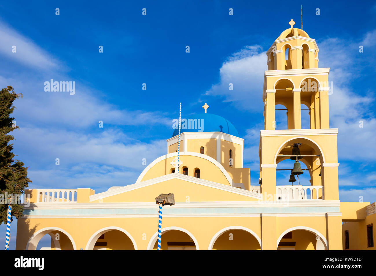 St. George Kirche (ekklisia Agios Georgios) ist eine griechisch-orthodoxe Kirche in Oia, Santorini in Griechenland Stockfoto