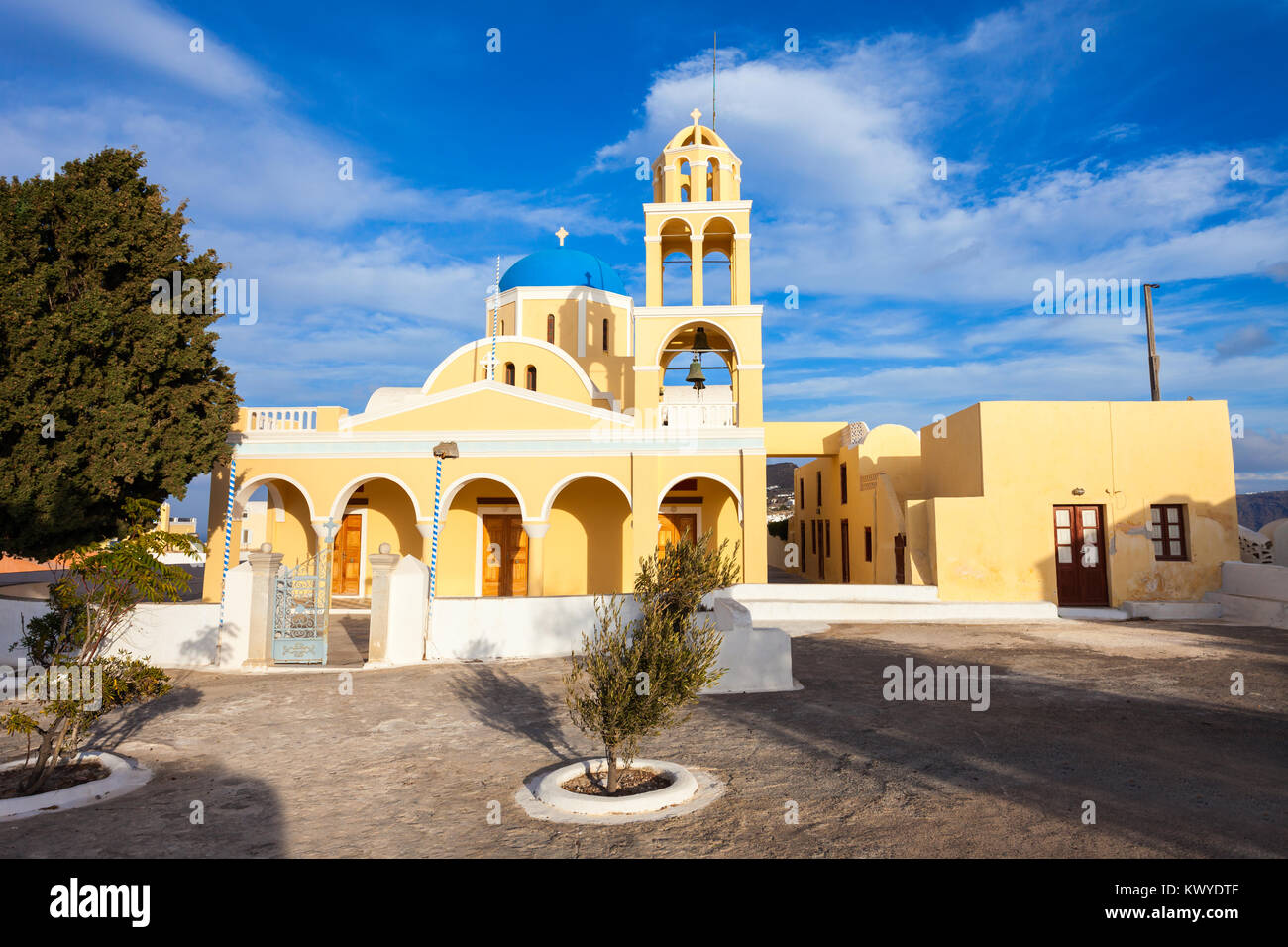 St. George Kirche (ekklisia Agios Georgios) ist eine griechisch-orthodoxe Kirche in Oia, Santorini in Griechenland Stockfoto