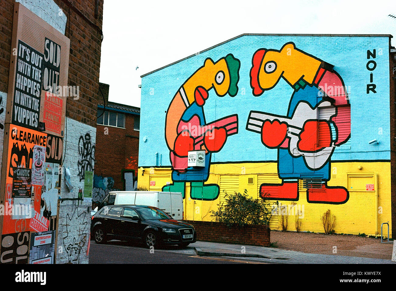 Street Art auf Wallis Road, Hackney Wick, London gesehen. Stockfoto