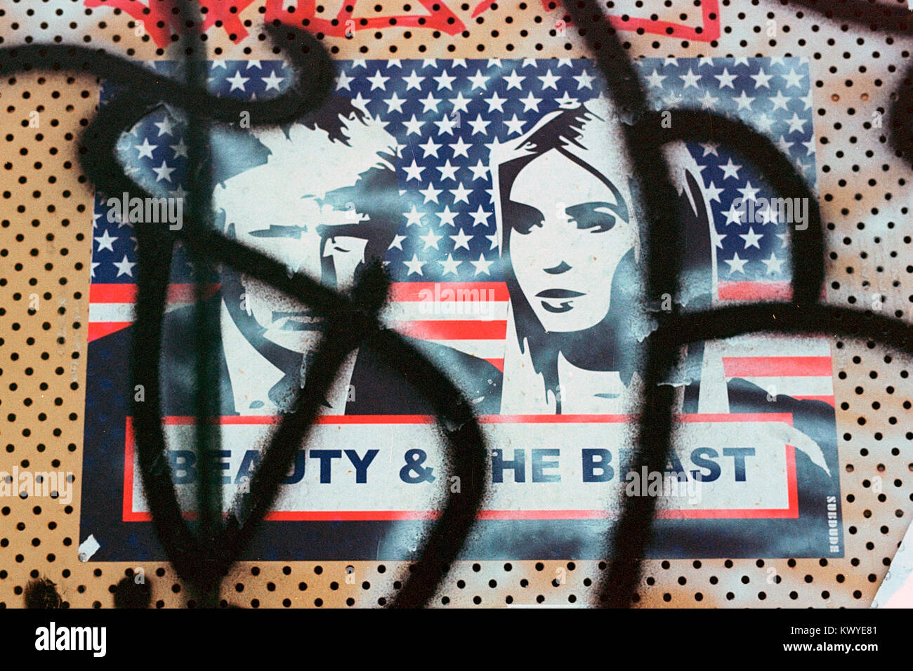 Street Art Poster, Donald Trump und Ivanka Trump auf Zugenagelten Gebäude in Hackney Wick, London. Stockfoto