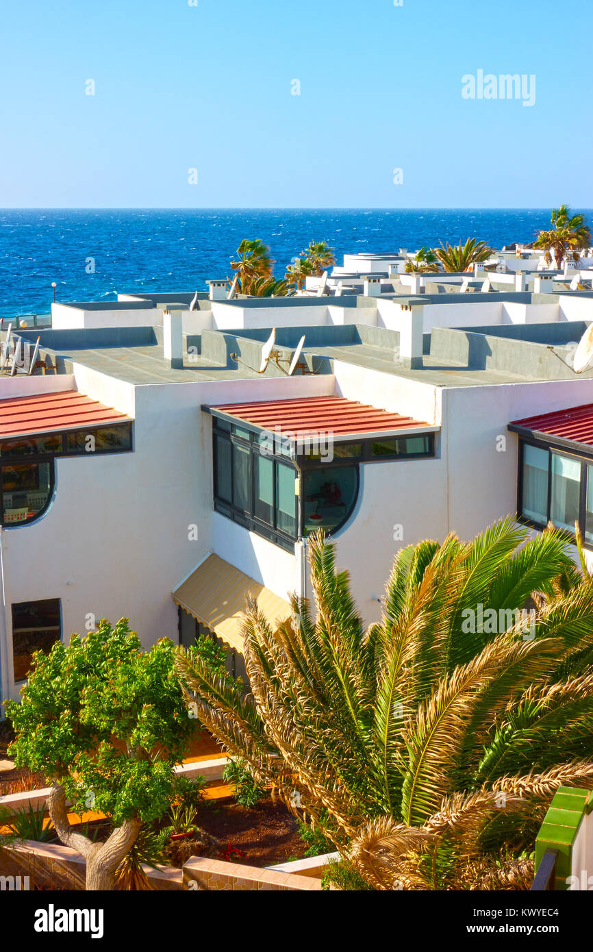 Weiße Häuser im Wohngebiet in einer Sea Resort Stockfoto