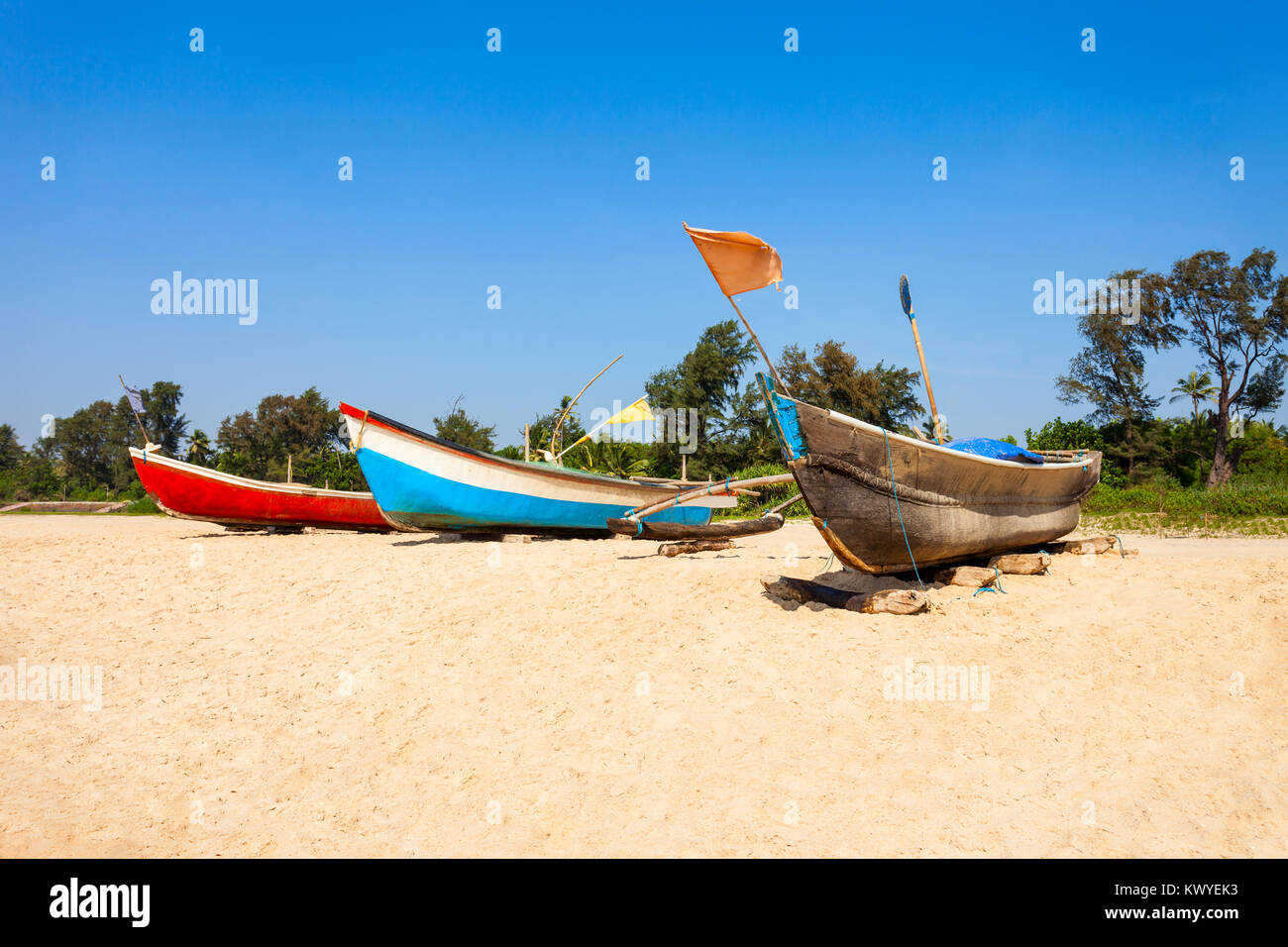 Fischer Boote auf einsamen Goa Strand in North Goa, Indien Stockfoto