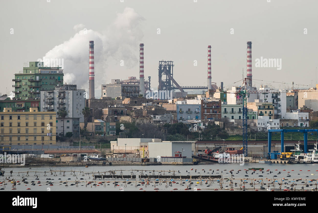 Ilva di Taranto, der zweitgrößten Stahlwerks in Europa, in den Mittelpunkt der Umweltpolitik politische Kontroverse. Auf dem Foto der industrielle Komplex gesehen von der Mare Piccolo von Tarent mit: Atmosphäre, wo: Taranto, Italien Wann: 02 Dec 2017 Credit: IPA/WENN.com ** Nur für die Veröffentlichung in Großbritannien, den USA, Deutschland, Österreich, Schweiz ** verfügbar Stockfoto