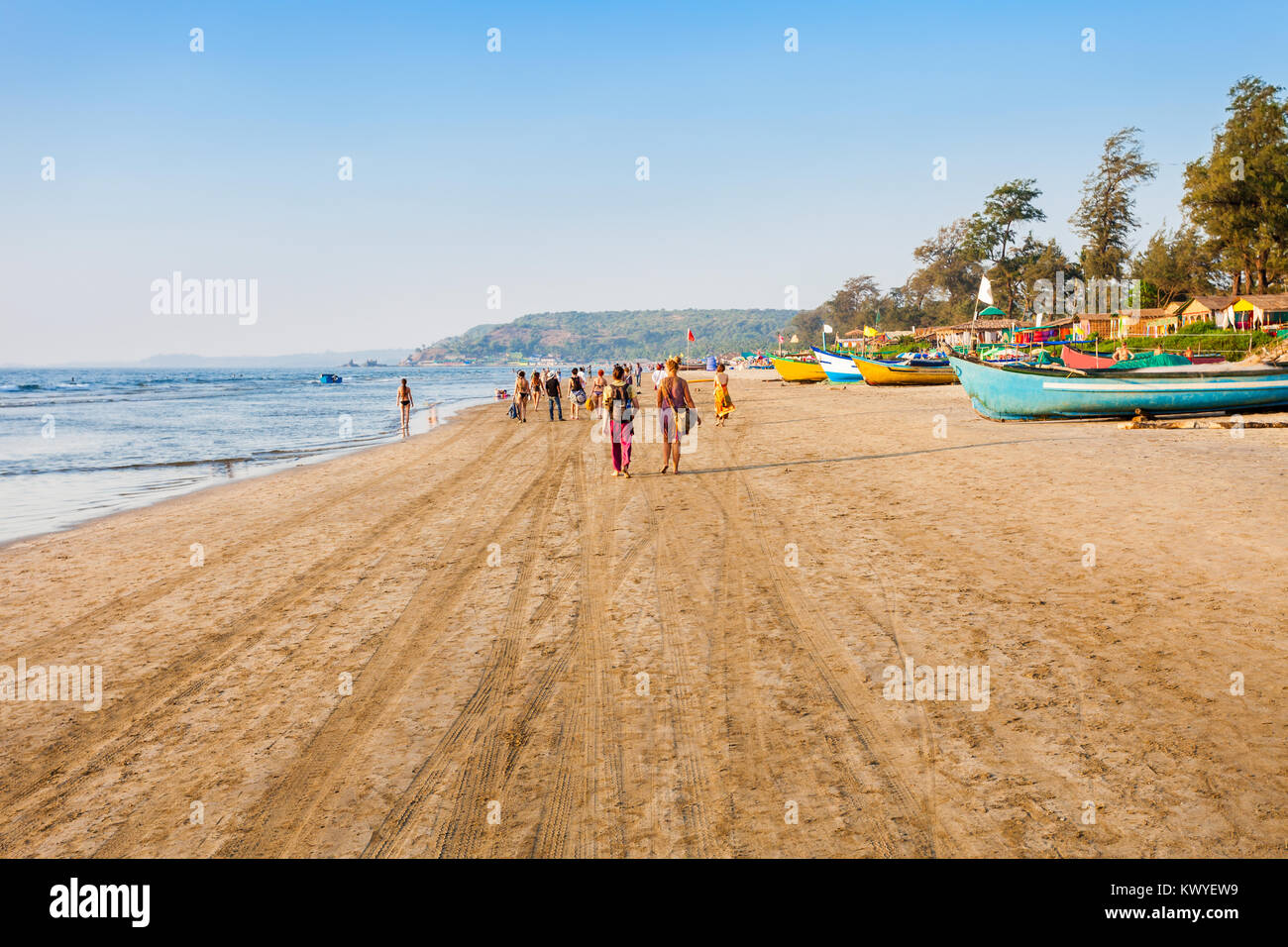 Nicht identifizierte Touristen und Fischer Boote auf dem Arambol Beach in North Goa, Indien Stockfoto