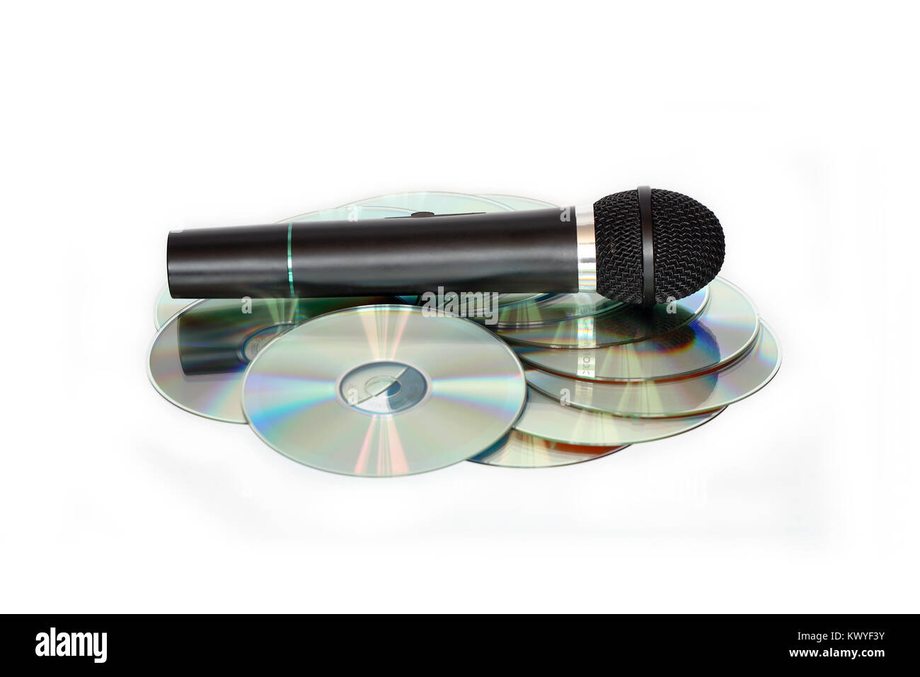 Schwarz moderne Mikrofon liegen auf CD-Stapel auf weißem Hintergrund Stockfoto