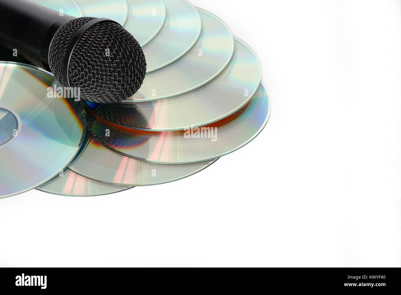 Schwarz moderne Mikrofon liegen auf CD-Stapel. Mit Freistellungspfad isoliert Stockfoto