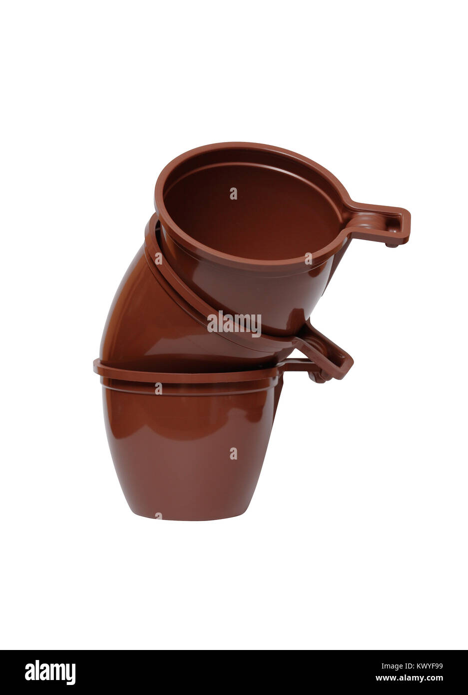 Stapel von drei braunen Plastikbecher auf weißem Hintergrund mit Freistellungspfad isoliert Stockfoto