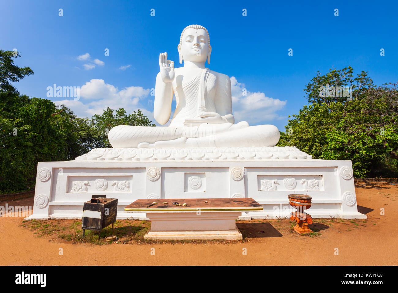 Mihintale Buddha Statue am Mihintale antiken Stadt in der Nähe von Anuradhapura, Sri Lanka Stockfoto