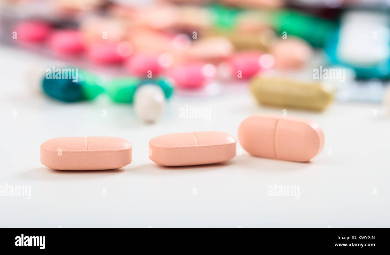 Vitamine schließen oben auf verschiedene Pillen Hintergrund Stockfoto