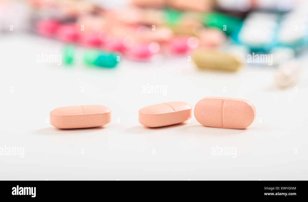 Vitamine schließen oben auf verschiedene Pillen Hintergrund Stockfoto