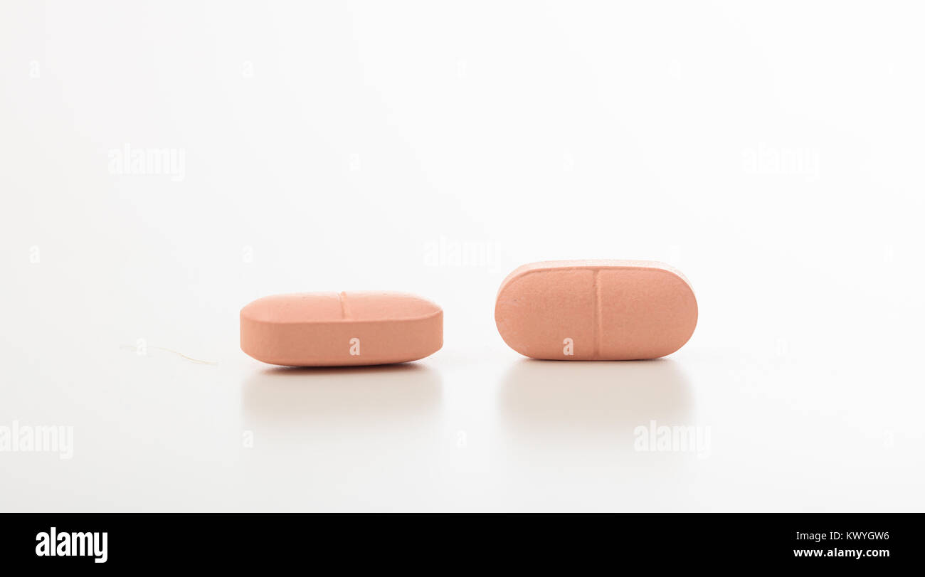 Zwei rosa Vitamine auf weißem Hintergrund Stockfoto
