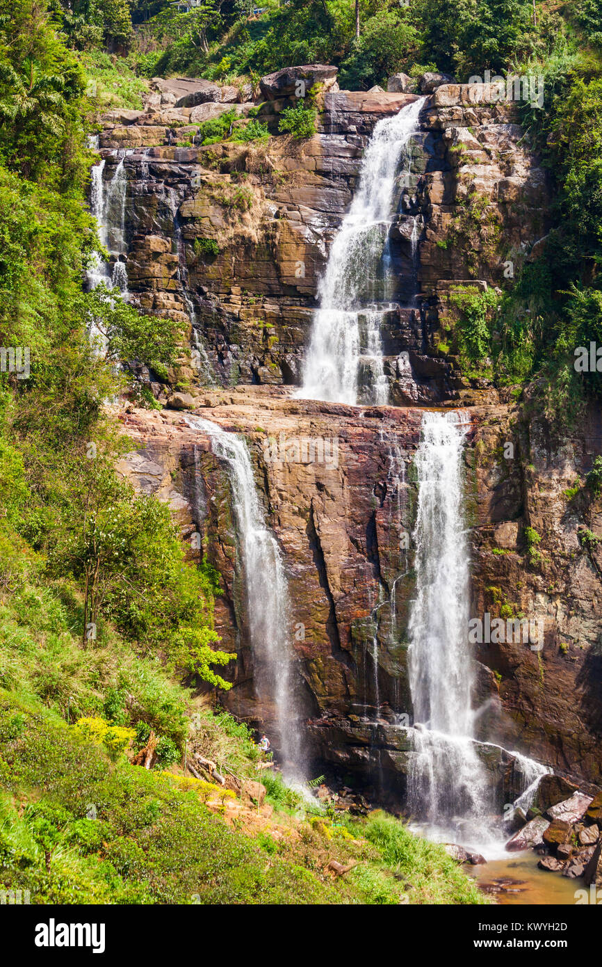 Ramboda Falls ist 109 m hoch und 11-th höchste Wasserfall in Sri Lanka. Ramboda Falls ist in Pussellawa Bereich an Ramboda Pass befindet. Stockfoto