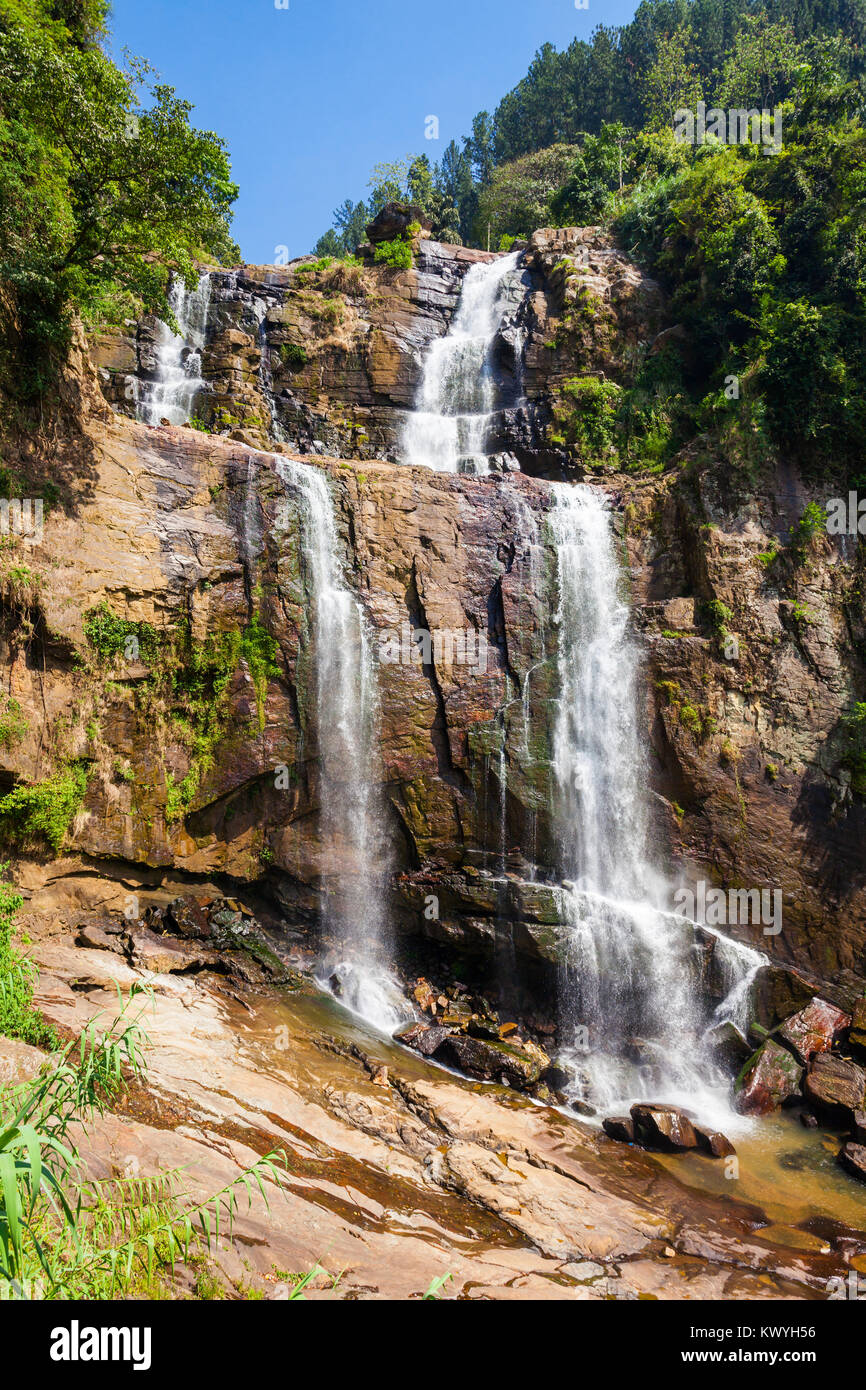 Ramboda Falls ist 109 m hoch und 11-th höchste Wasserfall in Sri Lanka. Ramboda Falls ist in Pussellawa Bereich an Ramboda Pass befindet. Stockfoto