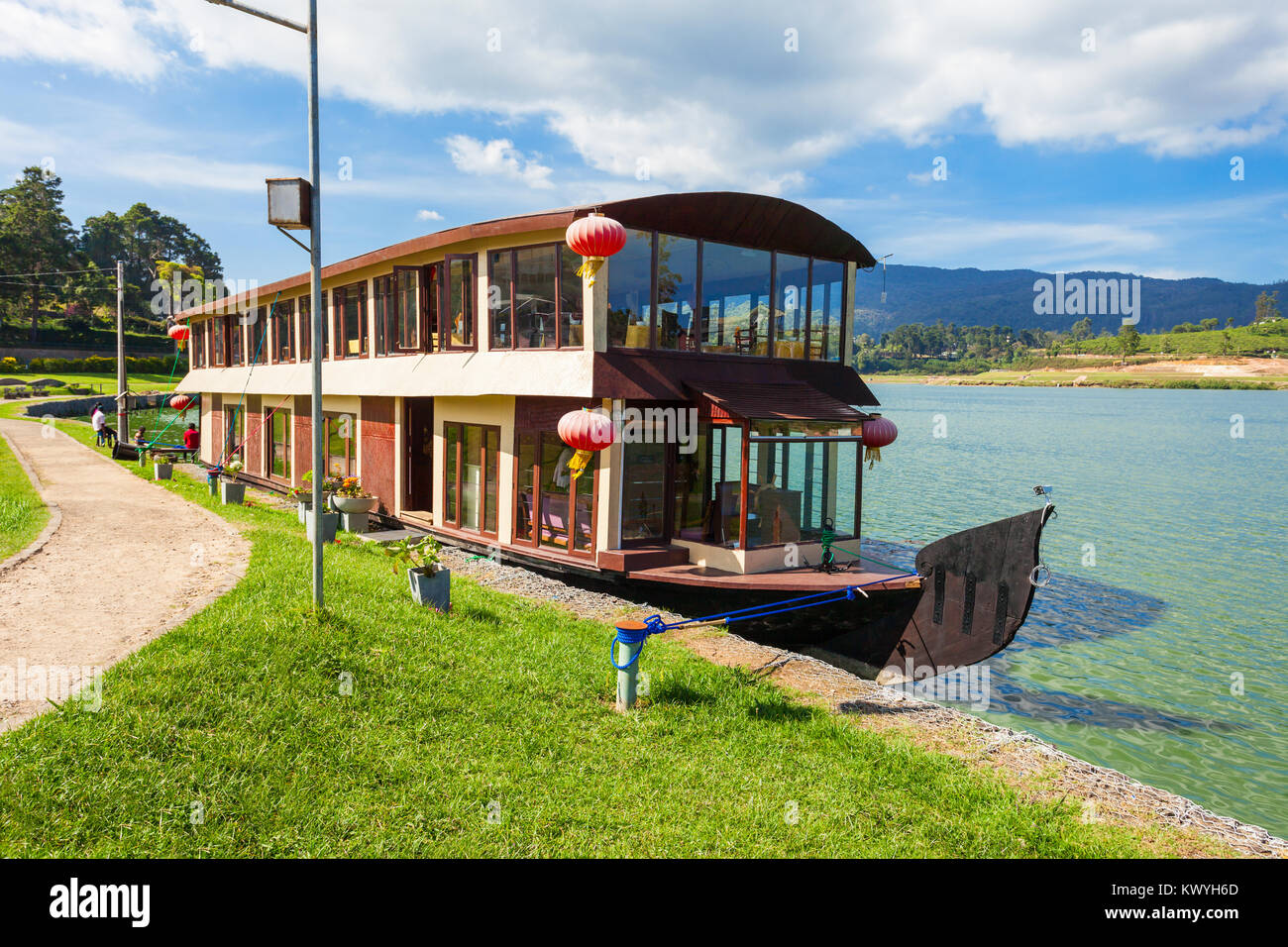 Hausboot im Gregory See in Nuwara Eliya. Gregory ist ein Stausee in der Mitte der Kaffee land Hügel Stadt Nuwara Eliya in Sri Lanka. Stockfoto