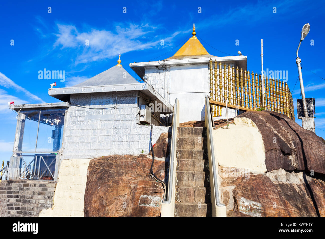 Sri Pada oder Paadaya Tempel mit heiligen Buddha Footprint in der buddhistischen Tradition auf der Adams Peak. Adams Peak oder Sri Pada ist ein hohes und heiligen Doppelzi. Stockfoto