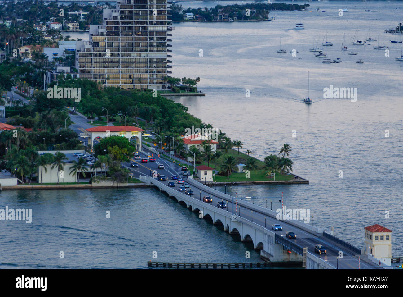 Pendlerverkehr auf Miami Causeway bei Dämmerung Stockfoto