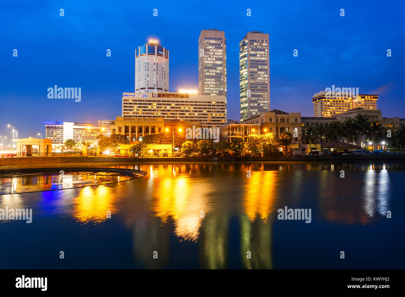 Colombo City Skyline und Beira Lake Chanel bei Sonnenuntergang. Colombo ist die Hauptstadt und größte Stadt von Sri Lanka. Stockfoto