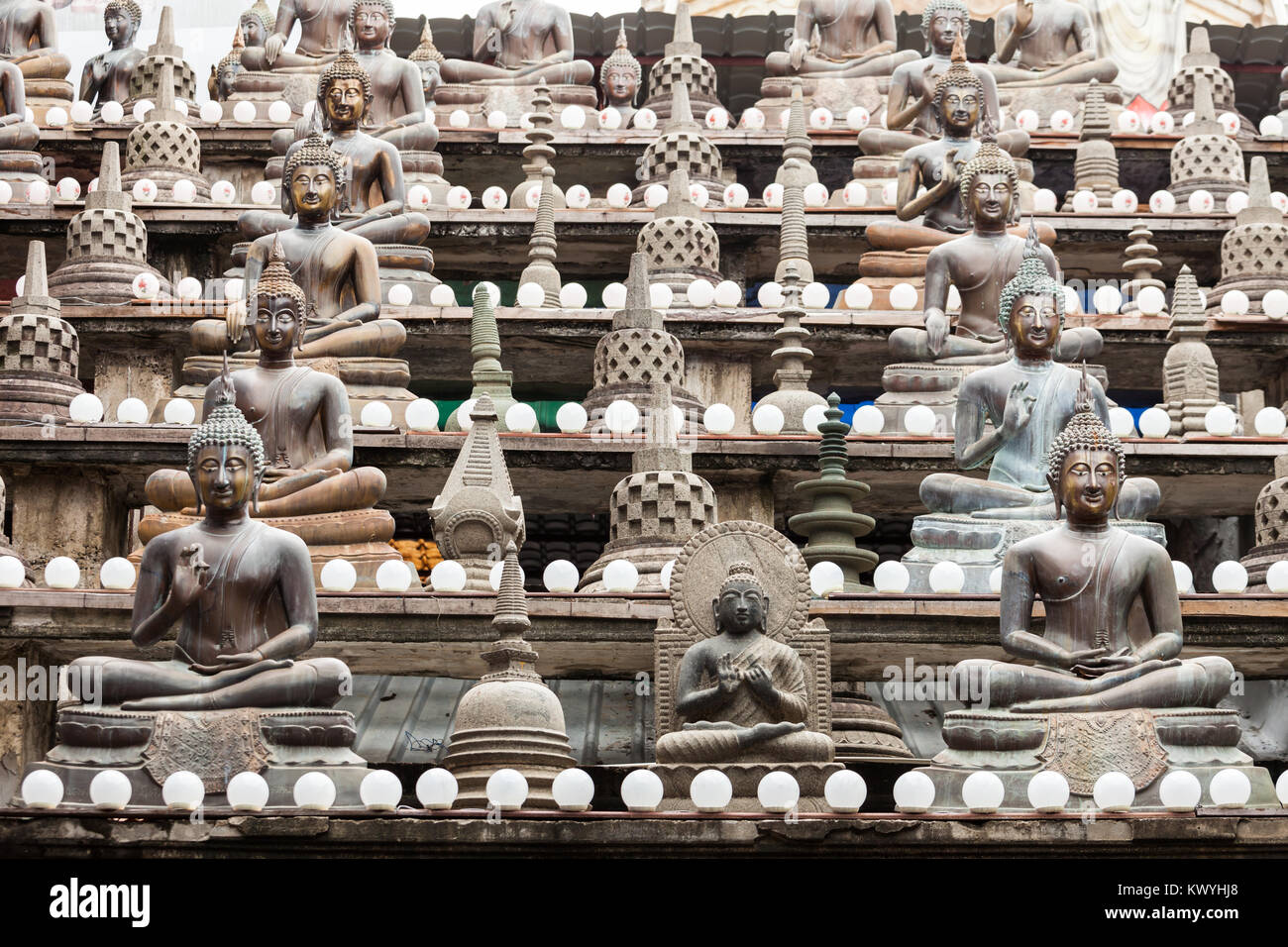 Buddha Statuen an gangaramaya Tempel in Colombo, Sri Lanka. Gangaramaya Tempel ist ein buddhistischer Tempel mit eklektischen Mix Architektur. Stockfoto