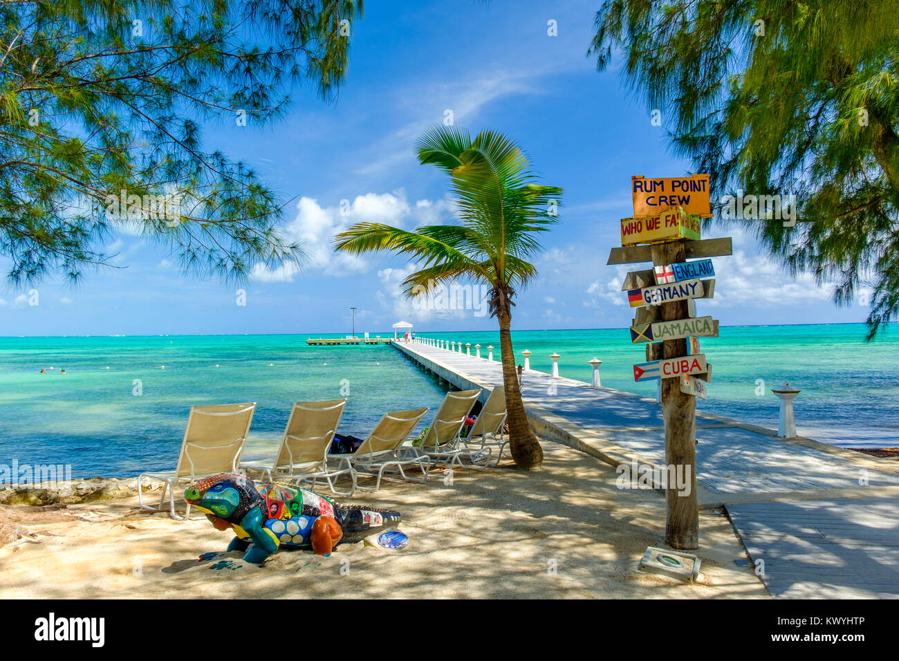 Grand Cayman, Cayman Islands, Rum Point Strand mit Blick auf das Karibische Meer und den Steg Stockfoto