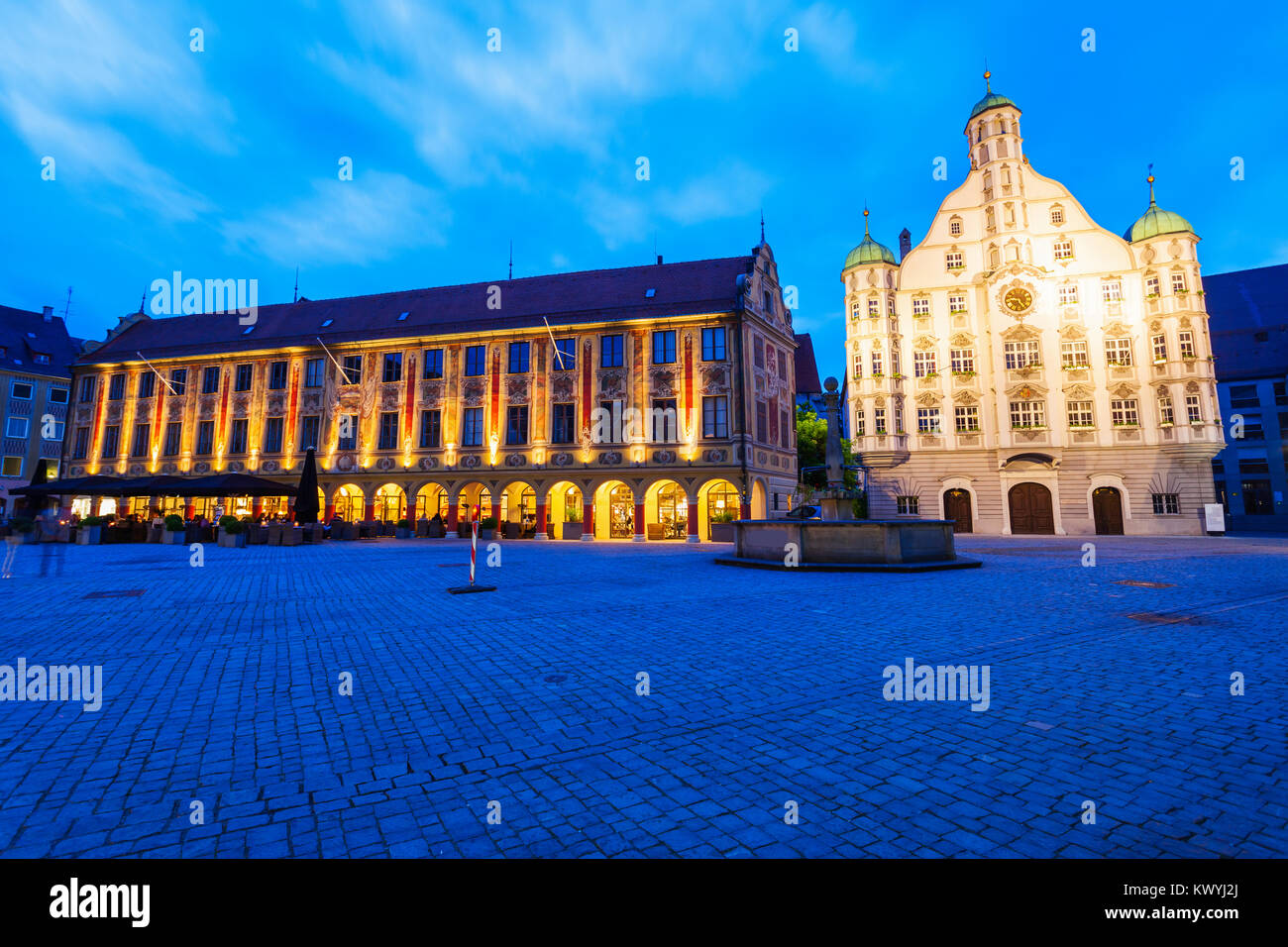 rathaus-oder-rathaus-in-memmingen-innenstadt-bei-sonnenuntergang
