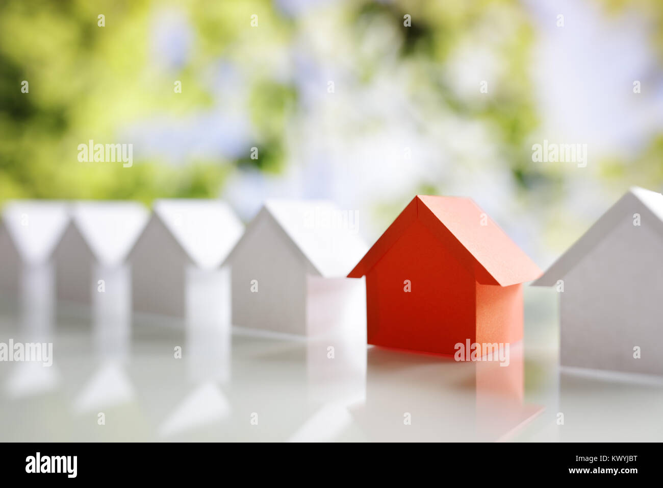 Die Wahl der richtigen Immobilie, Haus oder neue Heimat in einer Wohnsiedlung oder Gemeinschaft Stockfoto